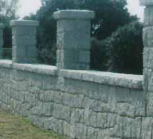Piedra de granito blanco colocado con junta igualada y terminacin con tapa.